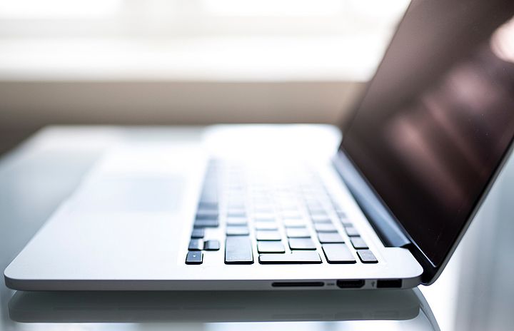Laptop aus der Seitenperspektive.