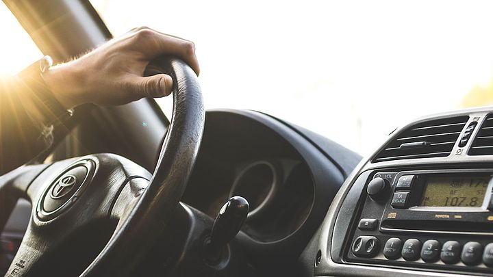 Autocockpit von innen als Symolbild.